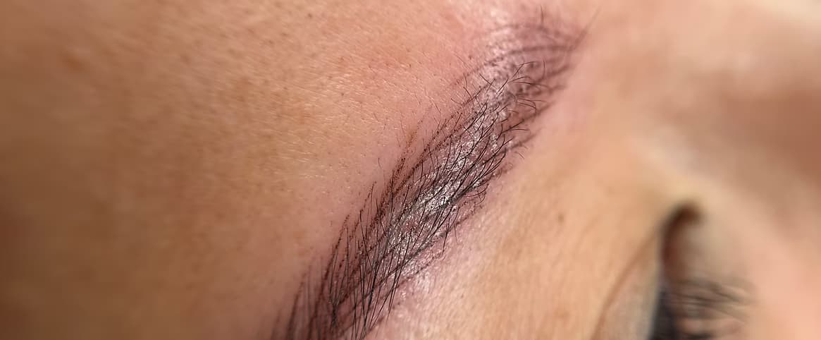 Combo Brows med hårstrå og pudret skygge for dybde og definisjon
