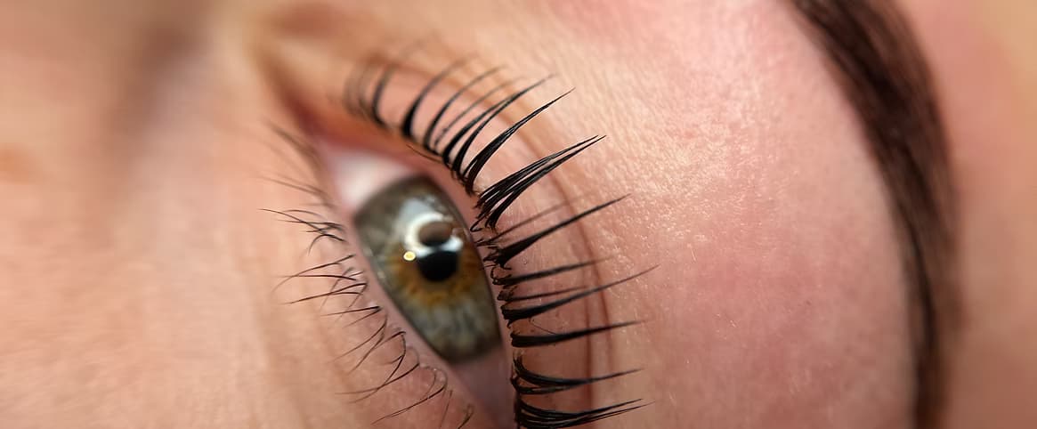 Løftede, definerte vipper etter Lash Lift