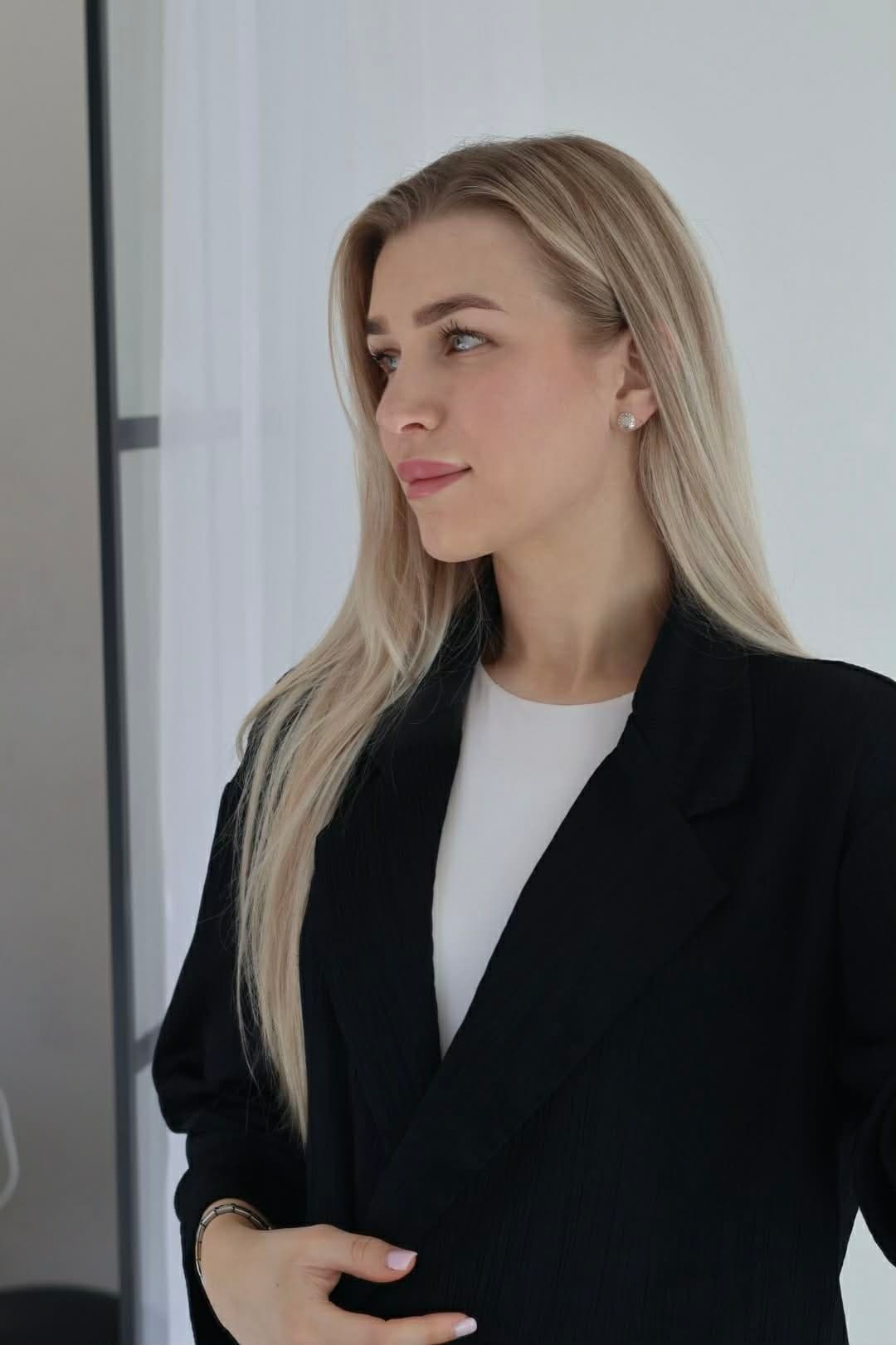 Marika, brow stylist og kosmetisk tatovør, i studioet på Nordstrand i Oslo