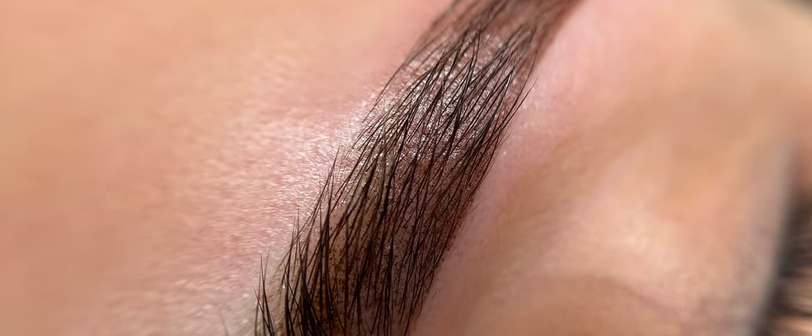 Myke, formede bryn med pudret effekt etter Soft Ombré Powder Brows